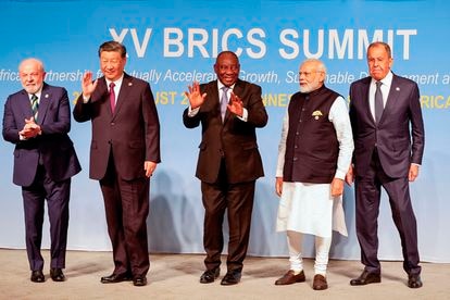 Desde la izquierda, los mandatarios Luiz Inácio Lula da Silva (Brasil), Xi Jinping (China), Cyril Ramaphosa (Sudáfrica), Narendra Modi (India) y el ministro de Exteriores ruso, Serguéi Lavrov, en la cumbre de los BRICS en Sudáfrica