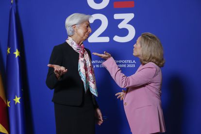 La vicepresidenta primera y ministra de Asuntos Económicos, Nadia Calviño, recibe a la presidenta del Banco Central Europeo, Christine Lagarde, antes de la reunión del Eurogrupo en Santiago de Compostela este viernes.