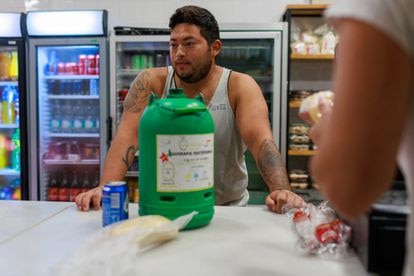 La panadería Paco , en Puerto Serrano, prepara a diario entre 50 y 100 bocadillos para los Jornaleros y da servicio desde las 4 de la mañana.