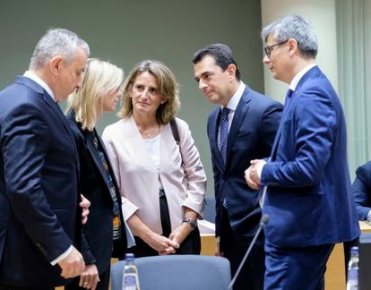 La española Teresa Ribera y la francesa Agnes Pannier-Runacher, con sus homólogos checo, rumano y griego, en septiembre de 2022.